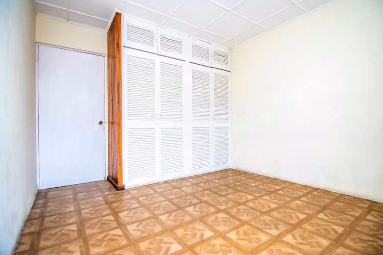 Casa a 100m de la UNA, para comercial, residencial o ambas.