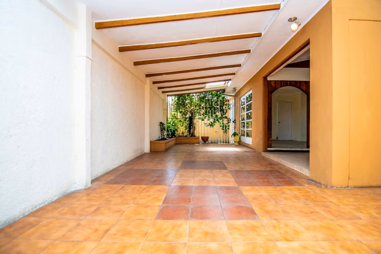 Casa a 100m de la UNA, para comercial, residencial o ambas.