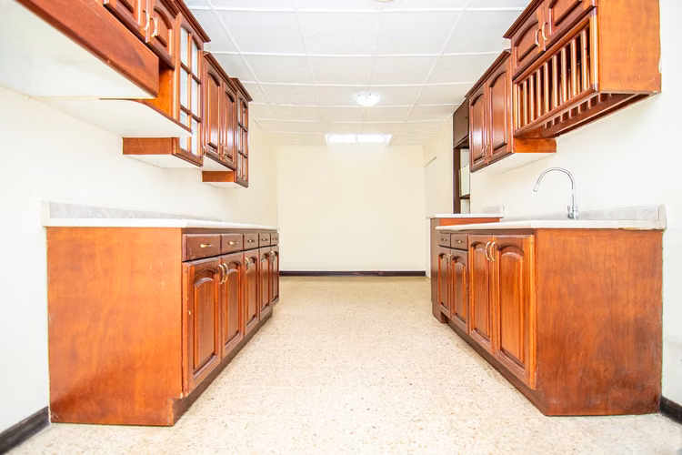 Casa a 100m de la UNA, para comercial, residencial o ambas.