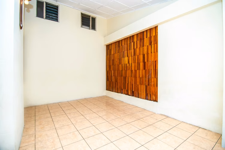 Casa a 100m de la UNA, para comercial, residencial o ambas.