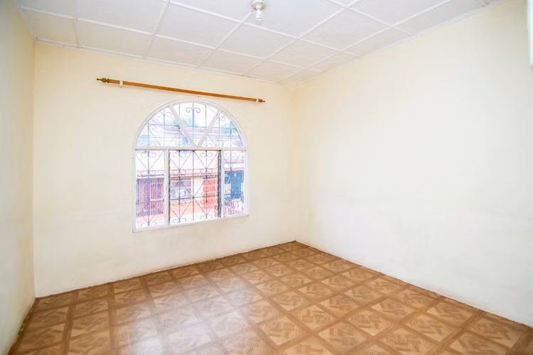 Casa a 100m de la UNA, para comercial, residencial o ambas.