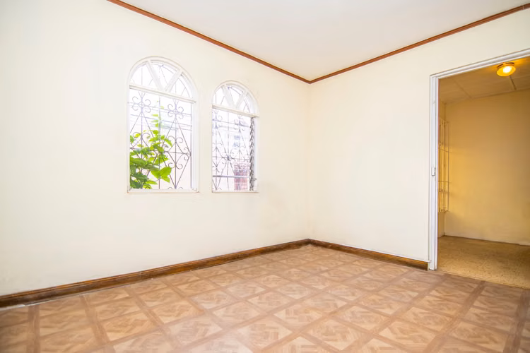 Casa a 100m de la UNA, para comercial, residencial o ambas.