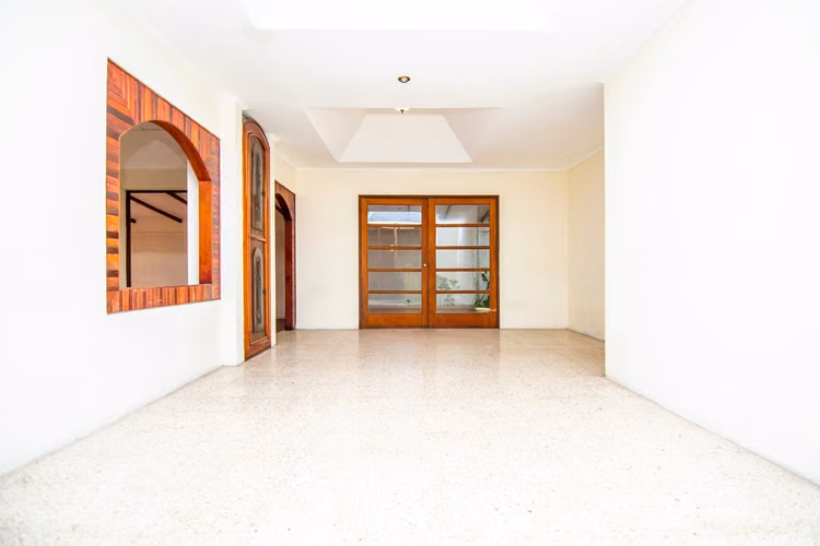 Casa a 100m de la UNA, para comercial, residencial o ambas.