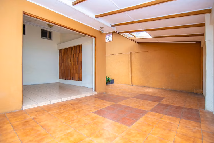 Casa a 100m de la UNA, para comercial, residencial o ambas.