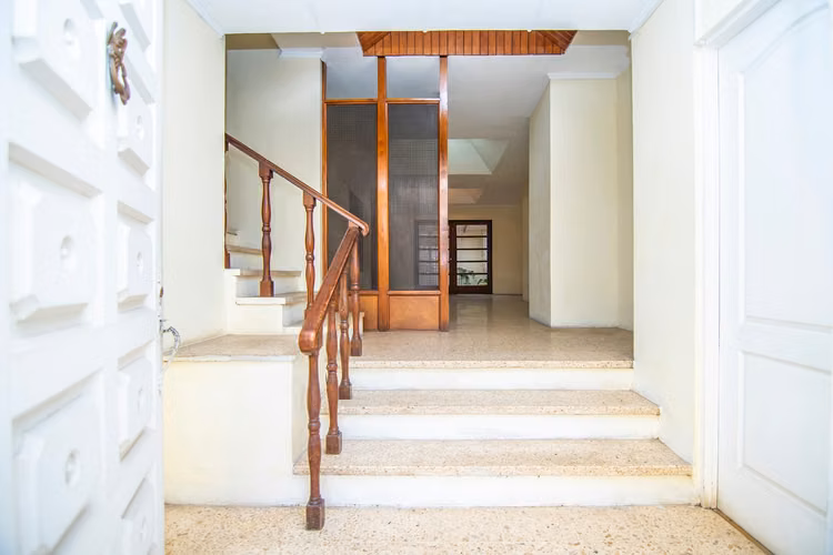 Casa a 100m de la UNA, para comercial, residencial o ambas.