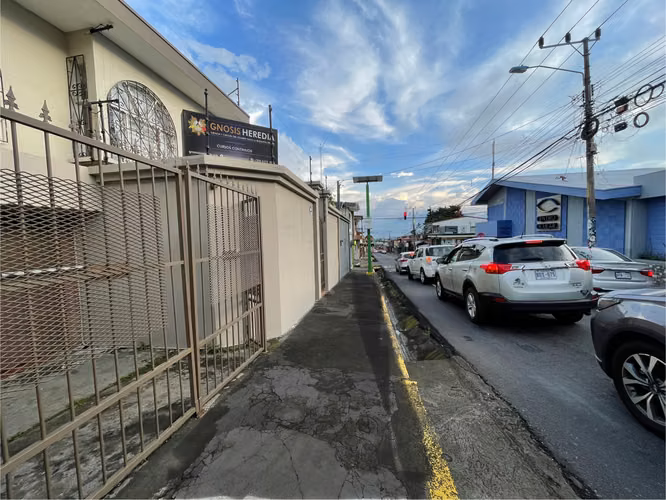 Casa a 100m de la UNA, para comercial, residencial o ambas.