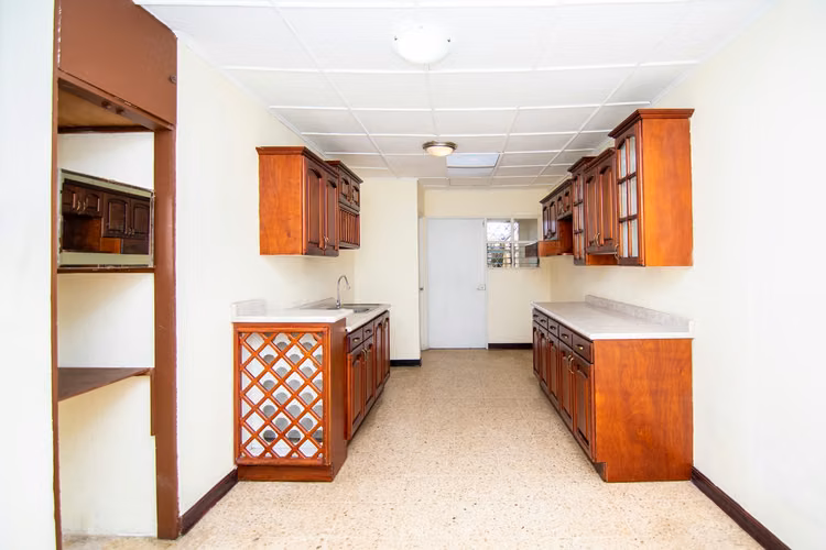 Casa a 100m de la UNA, para comercial, residencial o ambas.