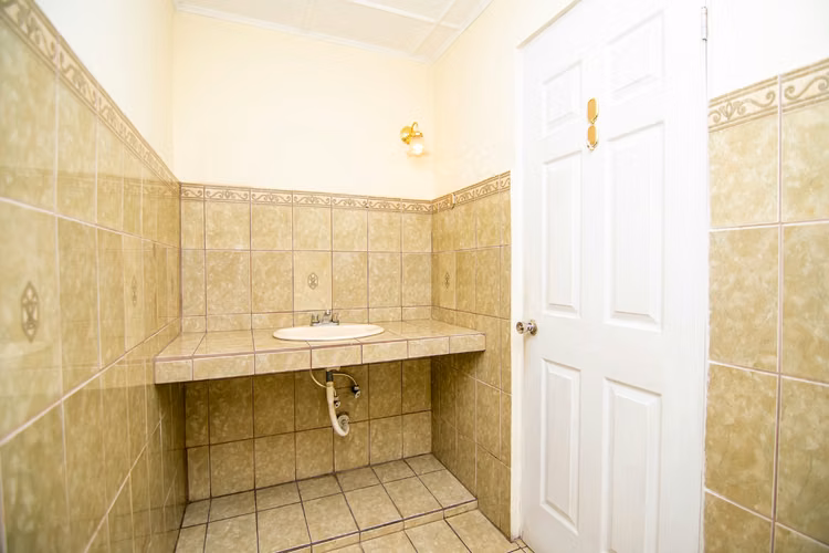 Casa a 100m de la UNA, para comercial, residencial o ambas.