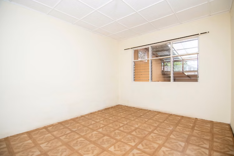Casa a 100m de la UNA, para comercial, residencial o ambas.