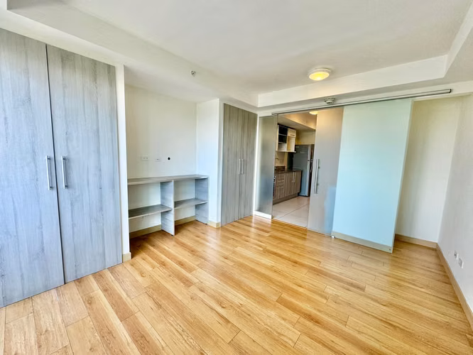 ALQUILER DE APARTAMENTO CON LÍNEA BLANCA Y PARQUEO - Imagen 5
