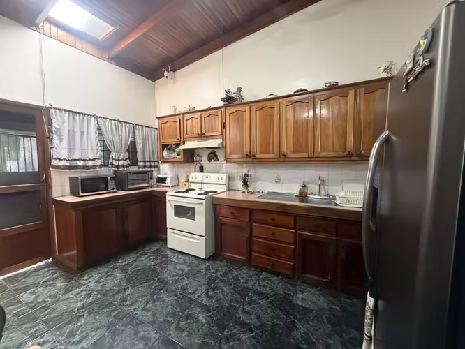 A la venta casa de oportunidad de una planta Urbanixacion La Teindiad de Alajuela - Imagen 13