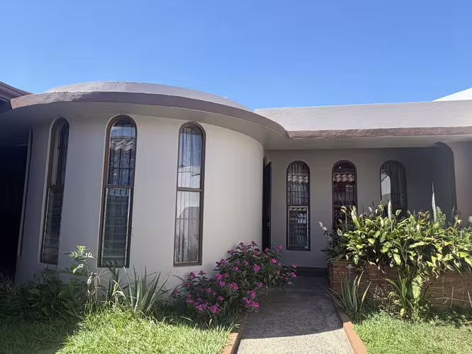 A la venta casa de oportunidad de una planta Urbanixacion La Teindiad de Alajuela - Imagen 1