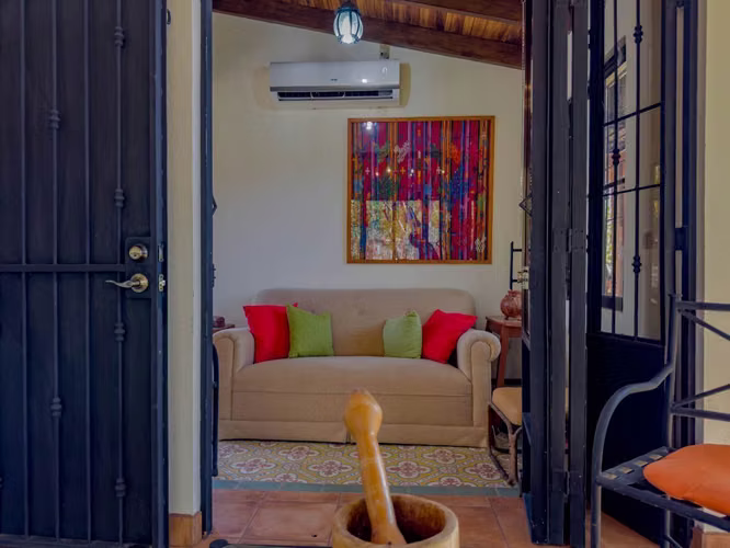 Casa Patricia | 2 hab, 2 banos en un amplio lote de 1.073 m2
