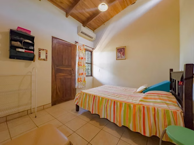 Casa Patricia | 2 hab, 2 banos en un amplio lote de 1.073 m2