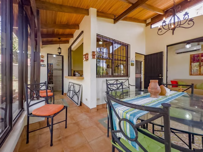 Casa Patricia | 2 hab, 2 banos en un amplio lote de 1.073 m2