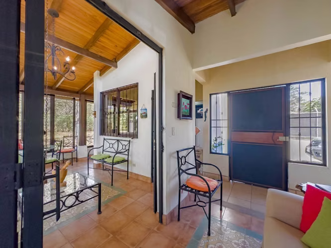 Casa Patricia | 2 hab, 2 banos en un amplio lote de 1.073 m2