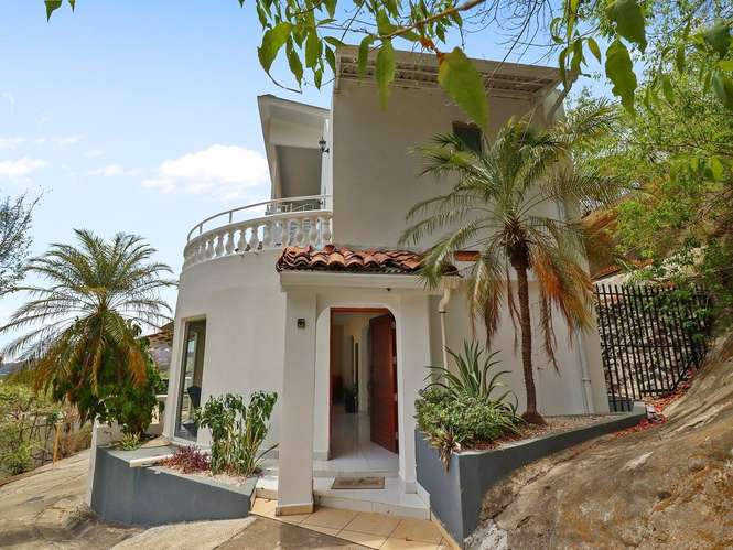 Casa Perla en Okeanos | Vistas al mar, piscina y terraza en azotea en Playas del Coco - Imagen 14