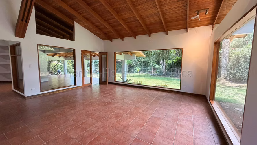 Exclusiva Residencia Rodeada de Naturaleza en Jaboncillos, Escazú - Imagen 3