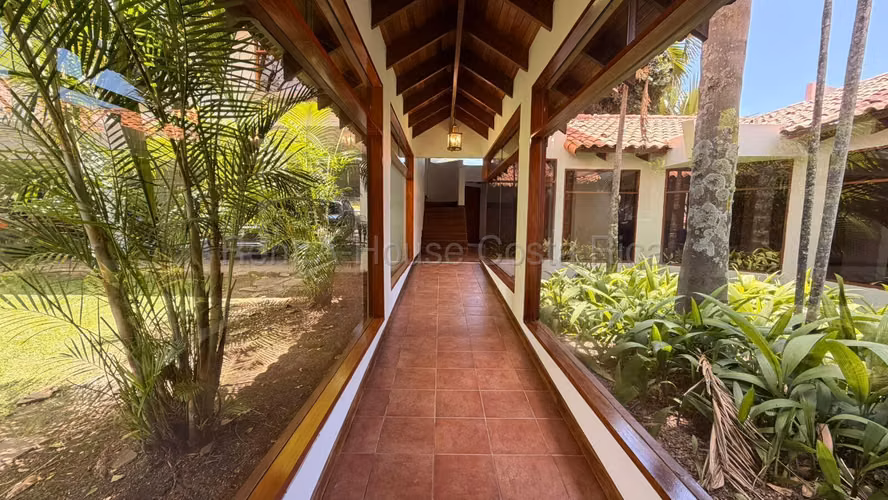 Exclusiva Residencia Rodeada de Naturaleza en Jaboncillos, Escazú - Imagen 2