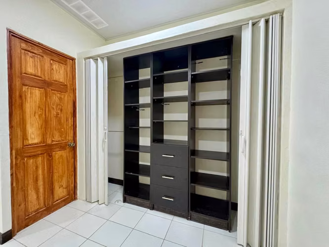 Se alquila amplio y cómodo apartamento en Tibas, llorente - Imagen 8