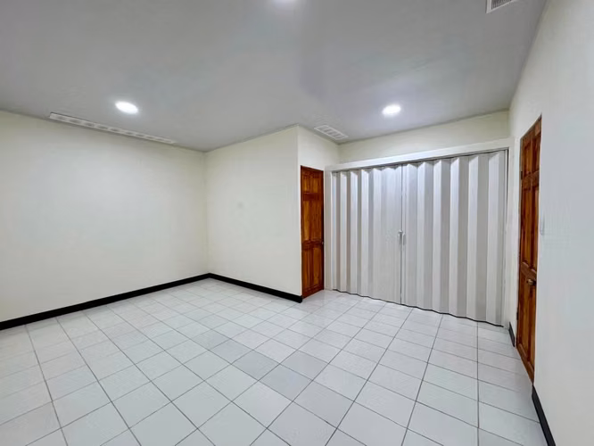 Se alquila amplio y cómodo apartamento en Tibas, llorente - Imagen 5