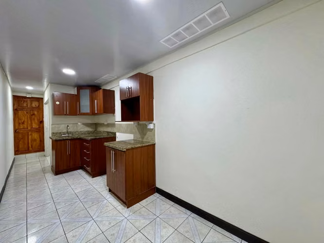 Se alquila amplio y cómodo apartamento en Tibas, llorente - Imagen 2