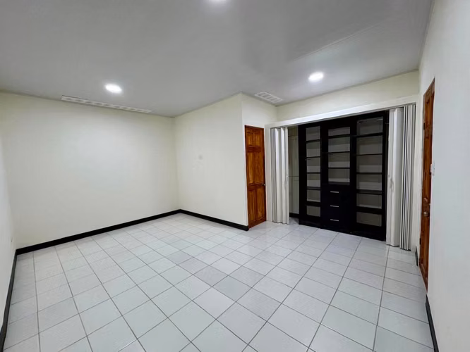 Se alquila amplio y cómodo apartamento en Tibas, llorente - Imagen 7