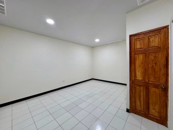 Se alquila amplio y cómodo apartamento en Tibas, llorente - Imagen 4
