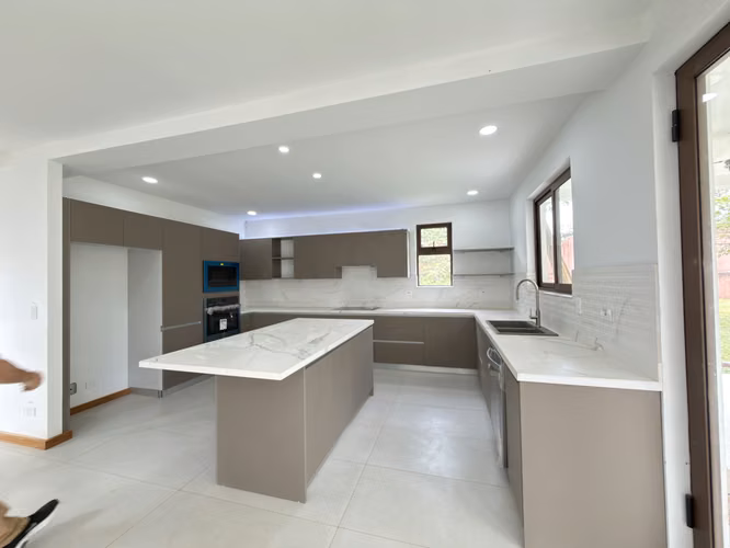 Casa de Lujo Nueva en La Guácima 415m2 4 Habitaciones Lote 778 m² Condominio Exclusivo - Imagen 4