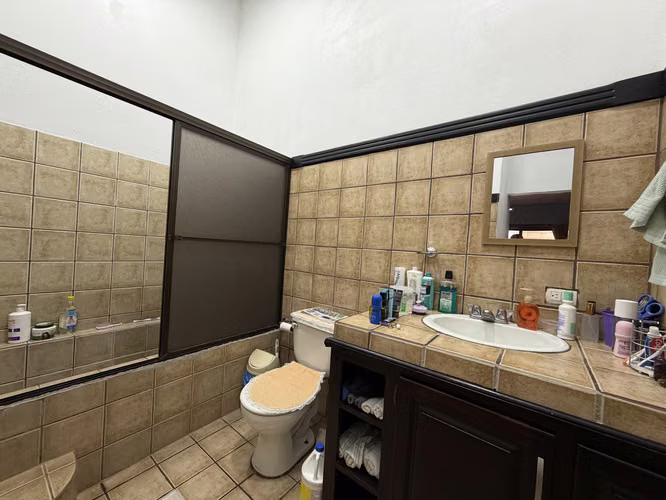Vendo casa en Residencial Los Adobes-Alajuela, casa de 1 piso, con techos muy altos muy fresca