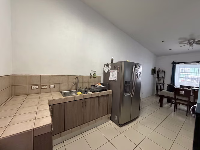 Vendo casa en Residencial Los Adobes-Alajuela, casa de 1 piso, con techos muy altos muy fresca
