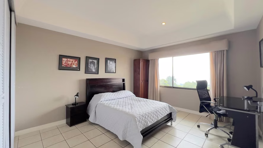 Casa con hermosa vista en San Antonio de Escazú.