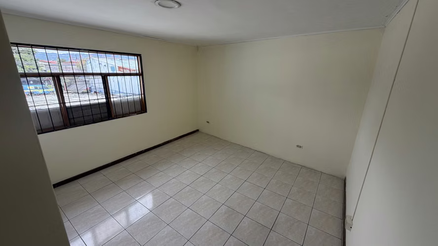 Amplia y Elegante Casa en Alquiler – Zapote, San José (Zona Segura y Silenciosa) - Imagen 13
