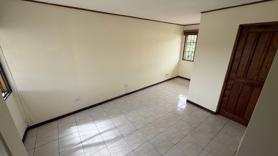 Amplia y Elegante Casa en Alquiler – Zapote, San José (Zona Segura y Silenciosa) - Imagen 10