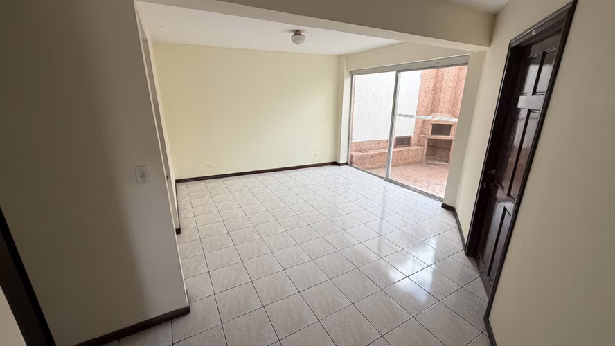Amplia y Elegante Casa en Alquiler – Zapote, San José (Zona Segura y Silenciosa) - Imagen 2