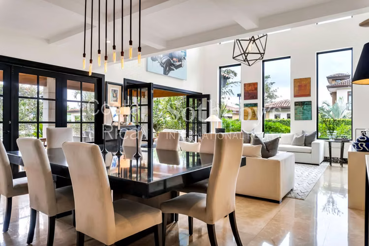 Preciosa Casa en exclusivo Condominio, Santa Ana