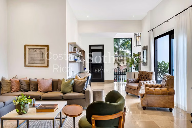 Preciosa Casa en exclusivo Condominio, Santa Ana