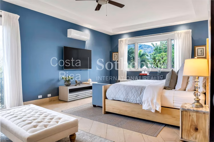 Preciosa Casa en exclusivo Condominio, Santa Ana