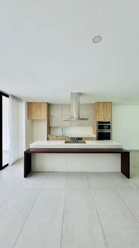 Oportunidad Santa Ana Boulevard 362m2 4 habs + servicio 3 parqueos terraza con vista  - Imagen 4