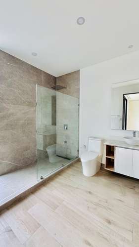 Oportunidad Santa Ana Boulevard 362m2 4 habs + servicio 3 parqueos terraza con vista  - Imagen 10