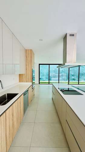 Oportunidad Santa Ana Boulevard 362m2 4 habs + servicio 3 parqueos terraza con vista  - Imagen 6