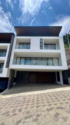Oportunidad Santa Ana Boulevard 362m2 4 habs + servicio 3 parqueos terraza con vista 