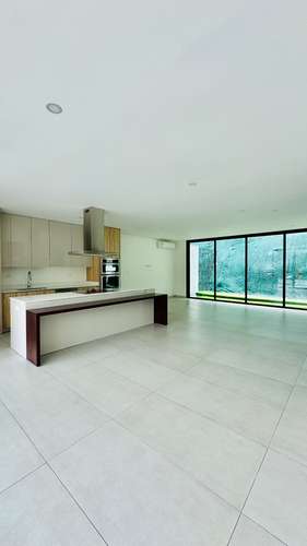 Oportunidad Santa Ana Boulevard 362m2 4 habs + servicio 3 parqueos terraza con vista  - Imagen 5