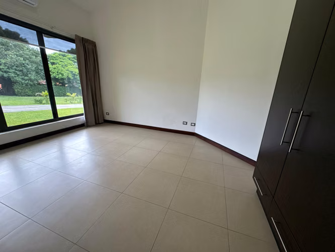 VENTA DE CASA EN UN NIVEL, SANTA ANA. RIO ORO