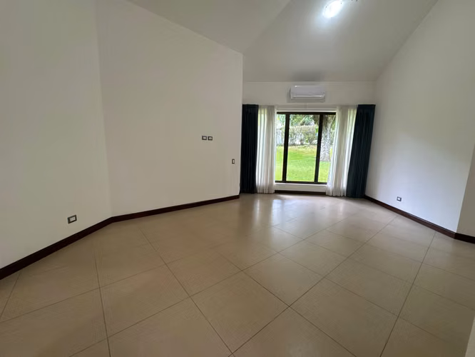 VENTA DE CASA EN UN NIVEL, SANTA ANA. RIO ORO