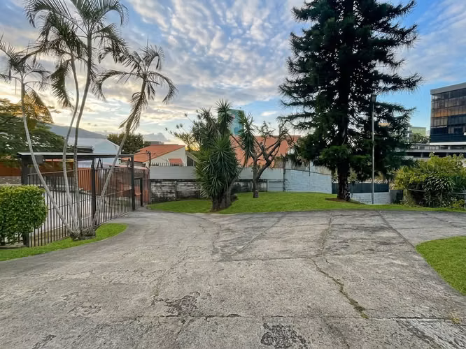 ALQUILER DE AMPLIA PROPIEDAD EN SABANA OESTE | IDEAL PARA OFICINAS O RESIDENCIA - Imagen 13