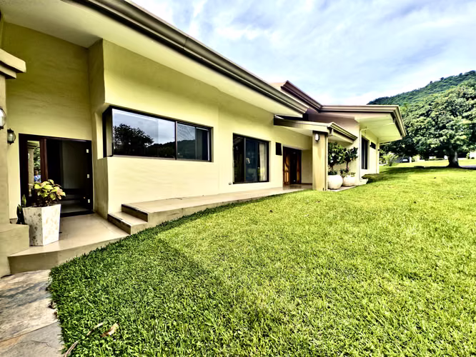 VENTA RESIDENCIA DE UN SOLO NIVEL EN PIEDADES