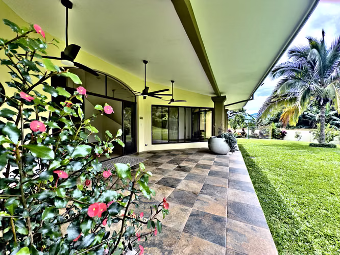 VENTA RESIDENCIA DE UN SOLO NIVEL EN PIEDADES