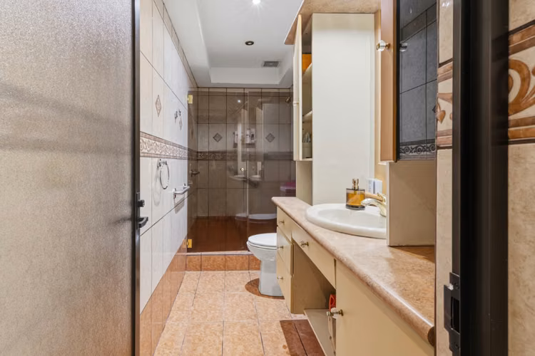 Venta de casa con jardín y estudio de 2 pisos en Escazú - Imagen 15