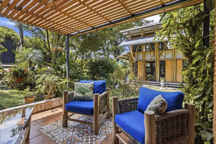 Venta de casa con jardín y estudio de 2 pisos en Escazú - Imagen 8